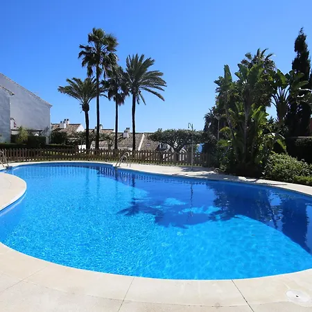 West Townhouse Bianca アパート